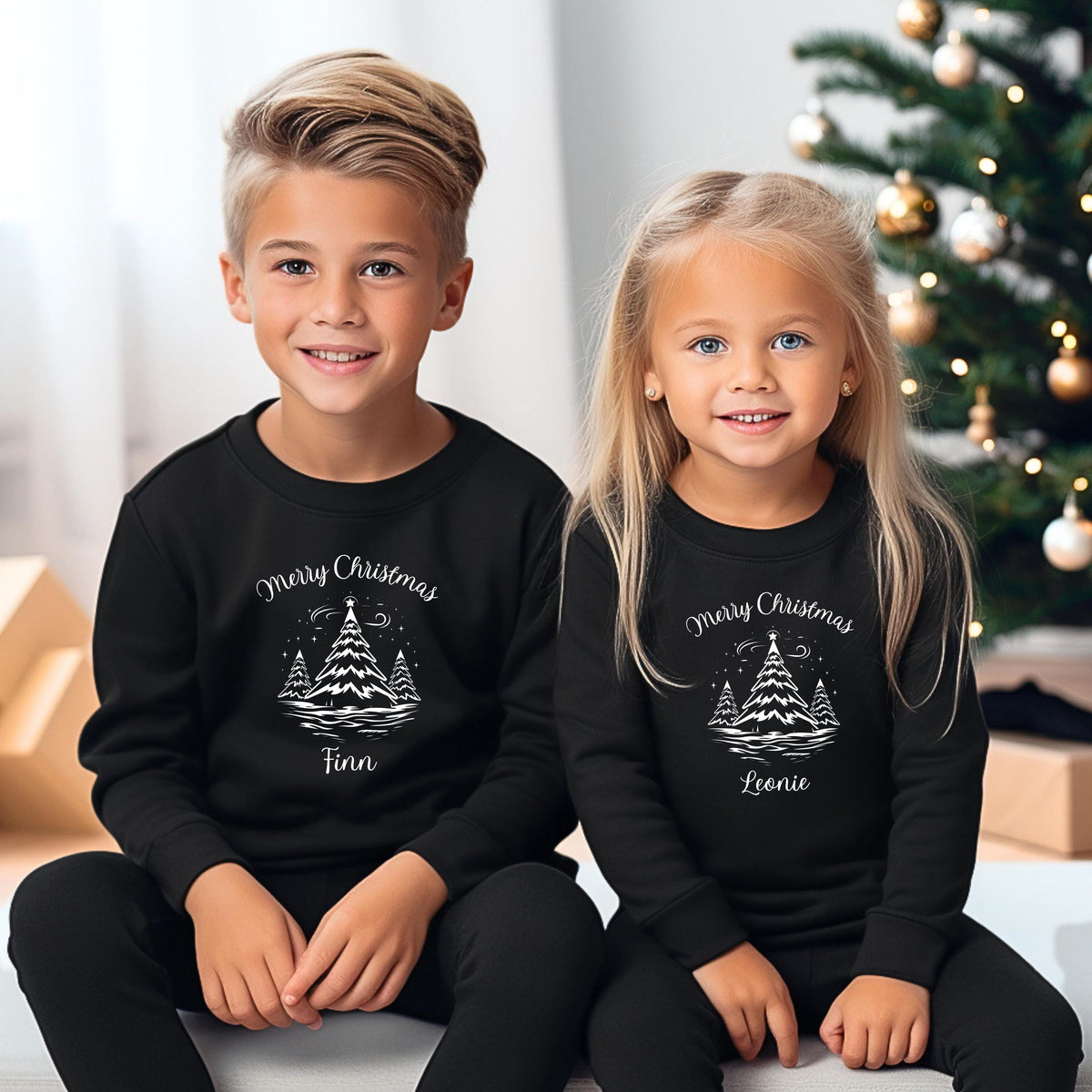 Personalisierter Weihnachtspullover Familie mit Weihnachtsbäumen– festliches Design mit „Merry Christmas“-Schriftzug. Familienoutfit Weihnachten für Eltern, Kinder & Babys im Partnerlook. Ideal als personalisiertes Weihnachtsgeschenk, Geschwister-Outfit, für Heiligabend, Familienfotos oder als Matching Look. Hochwertig bedruckt und mit Namen individualisierbar – für unvergessliche Weihnachtsmomente. Weihnachtspullover Familie Partnerlook Weihnachten Eltern Kind Baby Familienoutfit Geschwister