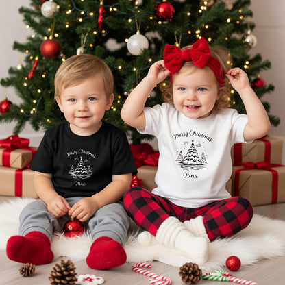 Personalisiertes Weihnachtsoutfit für Familien mit stilvollem Tannenbaum-Motiv – erhältlich als Weihnachtspullover, Shirt oder Body für Kinder, Babys & Eltern. Perfekt für Familienfotos, festliche Partnerlooks, Geschwister-Outfits oder als Weihnachtsgeschenk. Liebevolles Design mit Schneeflocken, "Merry Christmas"-Schriftzug & Namen – ideal für Heiligabend. Weihnachtspullover Familie | Familienoutfit Weihnachten Partnerlook Eltern Kinder | Geschwisteroutfit | Weihnachtsshirt personalis
