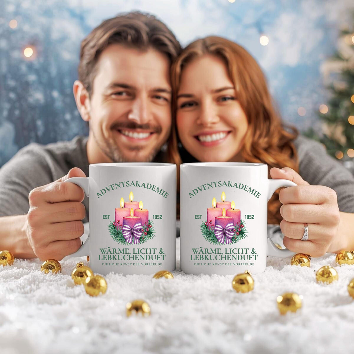 Weihnachtstasse mit Kerzen und Spruch „Wärme, Licht & Lebkuchenduft“ – festliches Motiv mit Tannenzweigen & Schleife. Perfekt als Adventstasse für Kaffee, Tee oder Kakao, Geschenkidee zu Weihnachten für Familie, Freunde oder Kollegen. Hochwertige Keramiktasse, spülmaschinengeeignet & mikrowellenfest. Ideal als Nikolausgeschenk, Wichtelgeschenk oder kleine Aufmerksamkeit in der Adventszeit. Weihnachtsbecher mit klassischem Design für gemütliche Wintertage, Glühweinabende und festliche Stimmung