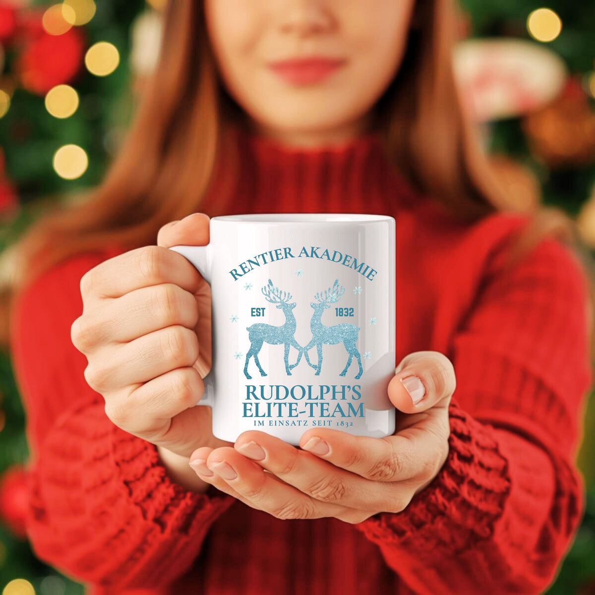 Lustige Weihnachtstasse mit Rentier-Motiv „Rentier Akademie – Rudolph’s Elite-Team“ in winterlichem Design. Geschenkidee für Weihnachten, ideal für Familie, Freunde, Kollegen. Perfekt für Kaffee, Tee, Glühwein oder heiße Schokolade. Spülmaschinenfest, mikrowellengeeignet & beidseitig bedruckt. Winterbecher mit Schneeflocken & Rentieren – ideal als Wichtelgeschenk, Weihnachtsgeschenk, Nikolausüberraschung oder fürs Büro. Hochwertiger Druck, nachhaltige Produktion in Deutschland. Weihnachtstasse