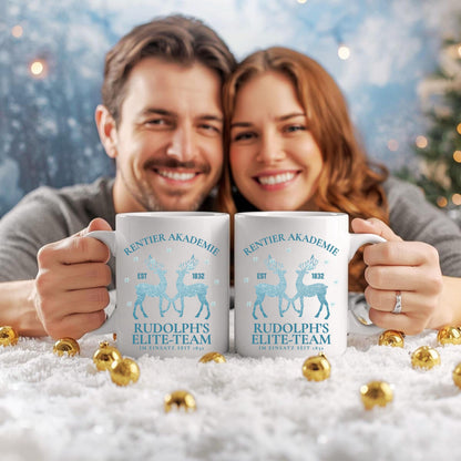 Lustige Weihnachtstasse mit Rentier-Motiv „Rentier Akademie – Rudolph’s Elite-Team“ in winterlichem Design. Geschenkidee für Weihnachten, ideal für Familie, Freunde, Kollegen. Perfekt für Kaffee, Tee, Glühwein oder heiße Schokolade. Spülmaschinenfest, mikrowellengeeignet & beidseitig bedruckt. Winterbecher mit Schneeflocken & Rentieren – ideal als Wichtelgeschenk, Weihnachtsgeschenk, Nikolausüberraschung oder fürs Büro. Hochwertiger Druck, nachhaltige Produktion in Deutschland. Weihnachtstasse
