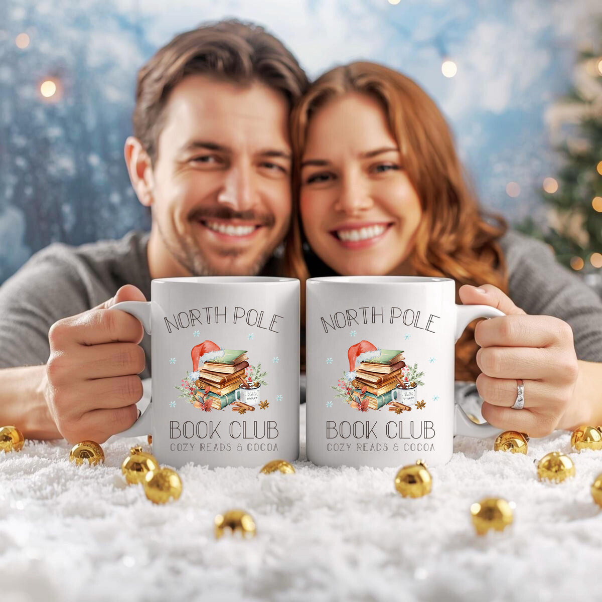 Weihnachtstasse „North Pole Book Club“ mit winterlichem Bücher-Motiv – perfektes Geschenk für Buchliebhaber, Leseratten und Weihnachtsfans. Die Tasse zeigt einen festlich dekorierten Bücherstapel mit Weihnachtsmütze, umgeben von winterlichen Elementen. Ideal als Geschenkidee zu Weihnachten für Vielleser, Buchclub-Mitglieder, Literaturfreunde, Kolleginnen oder Lehrerinnen. Ein liebevolles Präsent für Advent, Nikolaus oder Heiligabend – für gemütliche Lesemomente mit Kakao, Tee oder Kaffee
