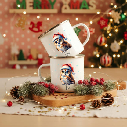 Emaille Kindertasse Weihnachten personalisiert mit niedlichem Eulenmotiv. Die winterliche Tasse zeigt eine süße Eule mit Weihnachtsmütze – liebevoll gestaltet und perfekt für Kinder. Dank Personalisierung mit Namen wird sie zum besonderen Weihnachtsgeschenk für Jungen und Mädchen. Ideal für Kakao, Tee oder Milch in der Winterzeit. Die Emaille-Tasse eignet sich perfekt als festliches Geschenk im Advent, Nikolaus oder unter dem Weihnachtsbaum. Ein persönliches Winterhighlight für Kinder