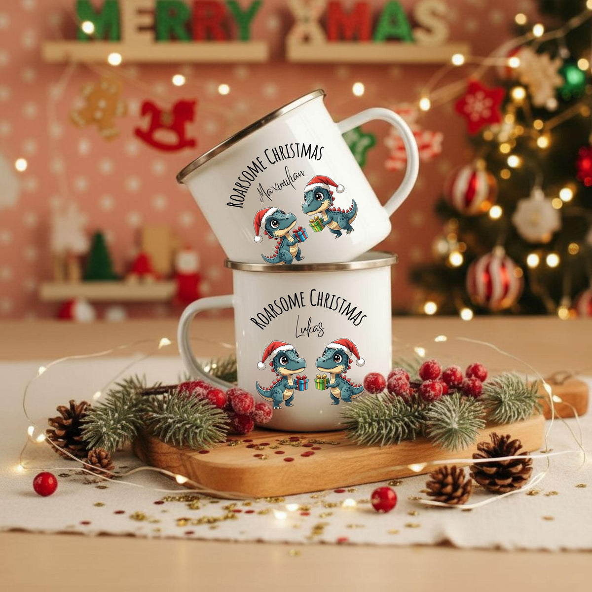 Personalisierte Emaille Weihnachtstasse für Kinder mit Namen und Dinosaurier. Zwei Dinos mit Weihnachtsmützen und Geschenken sorgen für festliche Stimmung. Diese bruchsichere Kindertasse aus Emaille ist leicht, robust und ideal für kleine Hände. Perfekt als Kakao-Tasse im Advent, Weihnachtsgeschenk für Kinder, Nikolaus-Mitbringsel oder festliches Accessoire. Ideal für kleine Dino-Fans, Kindergartenkinder oder den Adventskalender. Emailletasse mit Weihnachtsmotiv, personalisierbar mit Wunschnamen