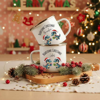 Personalisierte Emaille Weihnachtstasse für Kinder mit Namen und Dinosaurier. Zwei Dinos mit Weihnachtsmützen und Geschenken sorgen für festliche Stimmung. Diese bruchsichere Kindertasse aus Emaille ist leicht, robust und ideal für kleine Hände. Perfekt als Kakao-Tasse im Advent, Weihnachtsgeschenk für Kinder, Nikolaus-Mitbringsel oder festliches Accessoire. Ideal für kleine Dino-Fans, Kindergartenkinder oder den Adventskalender. Emailletasse mit Weihnachtsmotiv, personalisierbar mit Wunschnamen