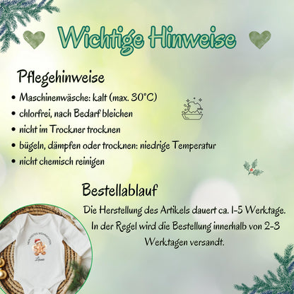 Mein erstes Weihnachten Babybody Weihnachten 2025 aus weißer Bio-Baumwolle mit Lebkuchenmann-Motiv und Text „Mein erstes Weihnachten“. Name des Babys wird personalisiert unter das Motiv gedruckt. Ideal als Weihnachtsoutfit Baby, Babybody personalisiert, Geschenk zur Geburt oder Taufe im Winter. Kurzarm oder Langarm wählbar. Weicher Stoff, hautfreundlich, maschinenwaschbar, nachhaltiger Direktdruck. Perfekt für Neugeborene, Familienfotos, Partnerlook, Baby-Erinnerung oder Babyparty-Geschenk.