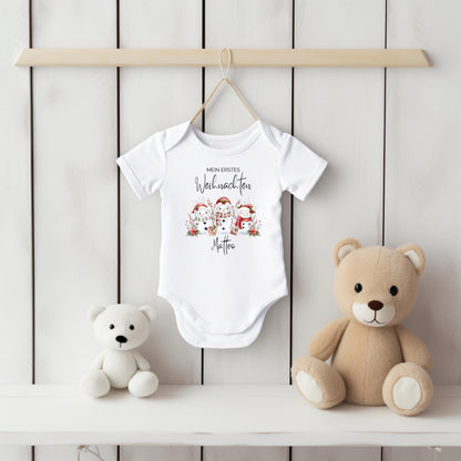 Personalisierter Babybody für Weihnachten 2025 mit Schneemännern in Mütze, Schal und Weihnachtsoutfit. Aufdruck „Mein erstes Weihnachten“ und Name. Hochwertiger Direktdruck auf Body aus 100 % Bio-Baumwolle. Erhältlich in Langarm oder Kurzarm, waschbar bei 30 °C, ideal für Winterbabys. Perfekt als Geschenk zur Wintergeburt, für Familienfotos, für Babys erstes Weihnachtsfest oder als Partnerlook mit Eltern & Geschwistern. Liebevolles Erinnerungsstück für festliche Momente im ersten Lebensjahr.