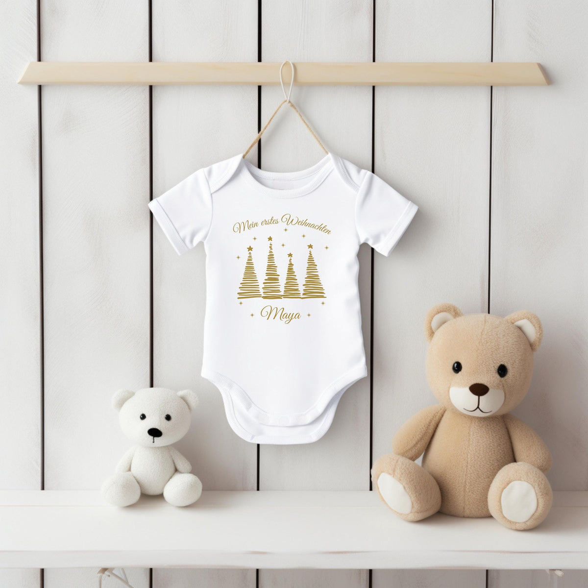Personalisiertes Weihnachtsoutfit für Babys mit Tannenbäumen und „Mein erstes Weihnachten“-Schriftzug, Babybody aus Bio-Baumwolle mit Namensaufdruck. Ideal als Geschenk zur Wintergeburt oder fürs erste Weihnachtsfest 2025. Das Design eignet sich für Jungen und Mädchen, ist schlicht, elegant und festlich. Der Babybody ist in Langarm oder Kurzarm wählbar, perfekt für Fotos, Besuche bei Oma & Opa oder als Teil eines weihnachtlichen Partnerlooks mit der Familie. Mein erstes Weihnachten Body
