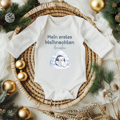 Langarm Babybody Weihnachten aus 100 % Bio-Baumwolle – ideales Geschenk für Babys erstes Weihnachten. Perfekt als Outfit für Fotoshooting oder Familienfeier. Dieser Weihnachtsbody für Babys ist angenehm weich, hochwertig bedruckt und ideal für Mädchen und Jungen. Geschenkidee für Baby zur Weihnachtszeit, süßes Erinnerungsstück ‚Mein erstes Weihnachten‘. Body langarm Baby, Weihnachtsbody Baby, Babybody mit Namen, erste Weihnachten Outfit und Geschenk Babys Weihnachten.