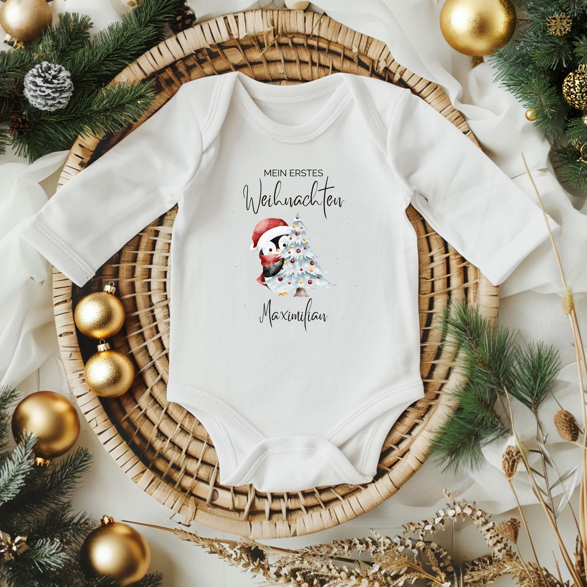 Dieser personalisierte Babybody Weihnachten Langarm mit Namen ist das perfekte Outfit für Babys erstes Weihnachtsfest. Aus hochwertiger Baumwolle gefertigt, bietet er weichen Tragekomfort und ist ideal für Fotoshootings, Feiern oder gemütliche Wintertage. Der Body ist langlebig, pflegeleicht und überzeugt durch einen klaren, hochwertigen Aufdruck. Eine wunderbare Geschenkidee für Eltern, Großeltern oder Paten, die ein liebevolles Erinnerungsstück für Weihnachten suchen.