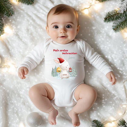 Weicher Babybody Langarm mit dem Schriftzug „Mein erstes Weihnachten“. Dieses süße Outfit ist ideal für Fotoshootings, Familienfeiern oder als Geschenk zum ersten Weihnachtsfest. Der Body besteht aus atmungsaktiver Baumwolle und kombiniert Komfort mit festlichem Design. Eine liebevolle Geschenkidee für Eltern und Großeltern.Weihnachtsbody Baby Langarm – personalisiert mit dem Namen deines Babys.  Dieser Body ist das perfekte Outfit für das erste Weihnachtsfest und ein besonderes Geschenk
