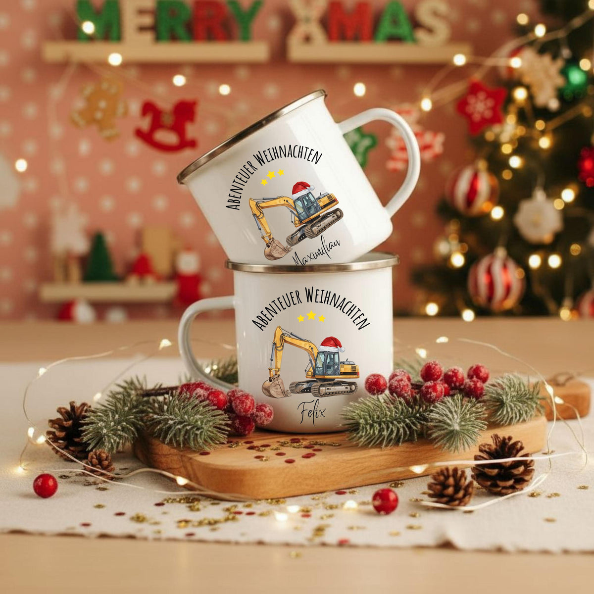 Personalisierte Emailletasse für Kinder mit weihnachtlichem Baustellenmotiv: Ein gelber Bagger mit Weihnachtsmütze, darüber der Schriftzug „Abenteuer Weihnachten“ mit Namen. Ideal als Geschenkidee für Kinder, Jungen oder kleine Baustellen-Fans. Diese Emailletasse ist bruchsicher, leicht und perfekt für kleine Hände – geeignet für Kakao, Tee oder Kinderpunsch. Weihnachtsgeschenk mit persönlicher Note, liebevoll gestaltet – ein festlicher Alltagsbegleiter für Kinder in der Winterzeit.