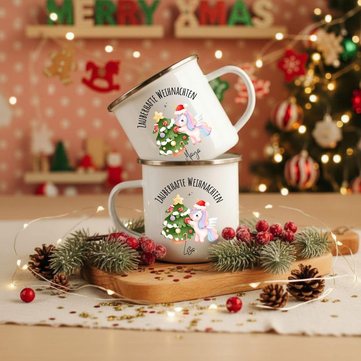 Personalisierte Emailletasse für Kinder mit Einhorn-Design: Die Weihnachtstasse zeigt ein rosa Einhorn, das einen Weihnachtsbaum dekoriert. Darüber der Schriftzug „Zauberhafte Weihnachten“, unten ein personalisierbarer Name. Ideal als Weihnachtsgeschenk für Mädchen, Einhorn-Fans und kleine Träumerinnen. Die Tasse ist aus robuster Emaille, leicht und perfekt für Kinderhände – geeignet für Kakao, Tee oder warmen Apfelsaft. Liebevoll gestaltet, personalisiert und ideal für die festliche Jahreszeit.