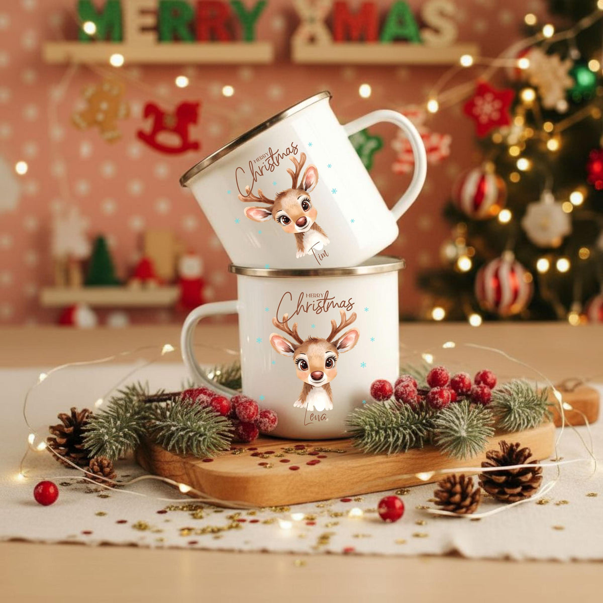 Personalisierte Emailletasse für Kinder mit winterlichem Reh‑Motiv und Namen. Die Kindertasse zeigt ein Rehkitz mit Weihnachtsmütze, umgeben von Schneeflocken. Ideal als Weihnachtsgeschenk für Mädchen oder Jungen und perfekte Ergänzung für Adventskalender, Nikolaus oder den Frühstückstisch. Diese robuste Emaille‑Tasse mit Wunschname ist leicht für Kinderhände und macht jeden Kakao‑ oder Teemoment zu einem kleinen Fest. Weihnachtsgeschenk Kind Emailletasse Personalisierte Kindertasse Weihnachten