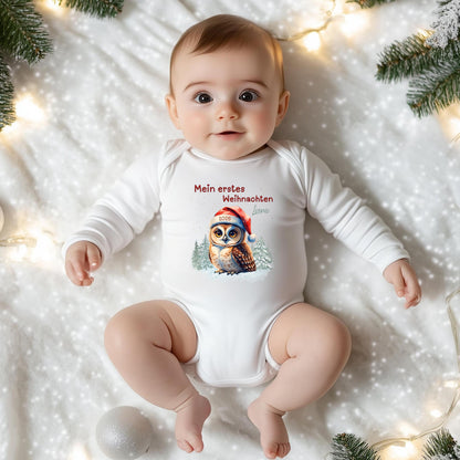 Personalisierter Langarm-Babybody mit dem Schriftzug „Mein erstes Weihnachten“. Der Body ist aus weicher, atmungsaktiver Baumwolle gefertigt und bietet höchsten Tragekomfort für Babys empfindliche Haut. Durch den hochwertigen Druck mit individuellem Namen wird jedes Stück zu einem Unikat. Ideal als Weihnachtsgeschenk für Eltern oder Großeltern, als Outfit für Fotoshootings oder als festliche Erinnerung an das erste gemeinsame Weihnachten.