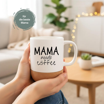 Korktasse Mama needs Coffee | Lustige Mama Tasse | Geschenk Mama Geburtstag