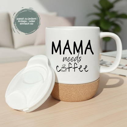 Korktasse Mama needs Coffee | Lustige Mama Tasse | Geschenk Mama Geburtstag