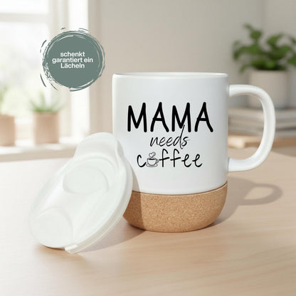 Korktasse Mama needs Coffee | Lustige Mama Tasse | Geschenk Mama Geburtstag