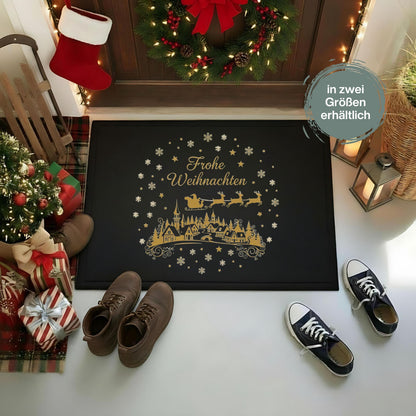 Dekorative Weihnachtsfußmatte mit Schriftzug „Frohe Weihnachten“ und klassischem Winterdorf-Motiv in Goldoptik – festliche Fußmatte Weihnachten für den Eingangsbereich. Die elegante Türmatte zeigt den Weihnachtsmann im Rentierschlitten über einem verschneiten Dorf, eingerahmt von Schneeflocken und Sternen. Ideal als Weihnachtsmatte, Fußmatte für Winterzeit, Geschenkidee für Nachbarn, Flur-Deko oder winterliches Willkommen an der Haustür – rutschfest, pflegeleicht und langlebig.