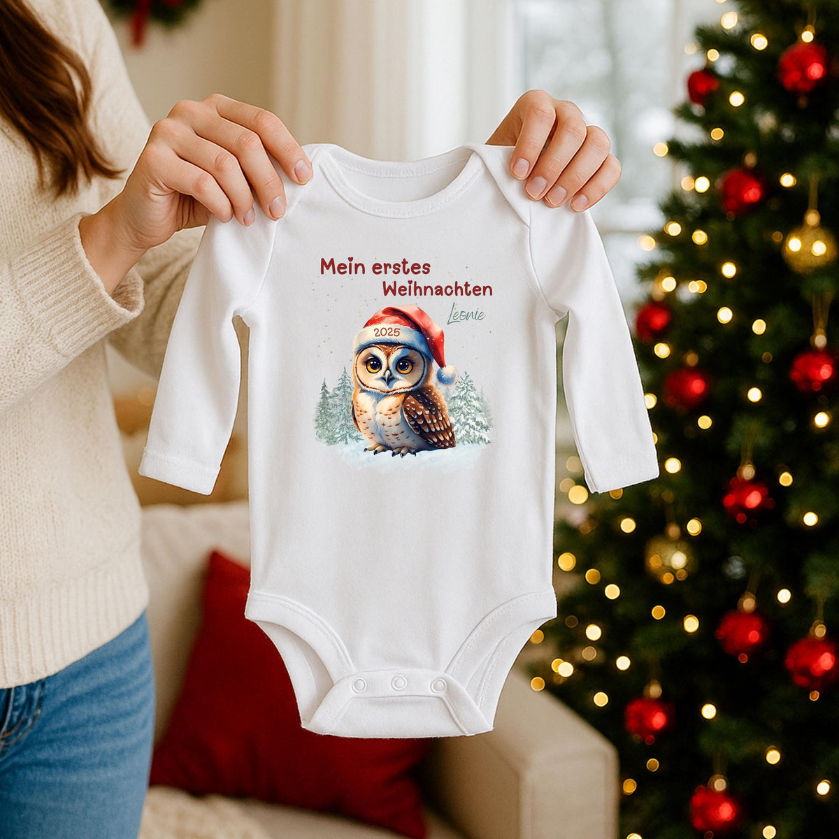 Personalisierter Langarm-Babybody mit dem Schriftzug „Mein erstes Weihnachten“. Der Body ist aus weicher, atmungsaktiver Baumwolle gefertigt und bietet höchsten Tragekomfort für Babys empfindliche Haut. Durch den hochwertigen Druck mit individuellem Namen wird jedes Stück zu einem Unikat. Ideal als Weihnachtsgeschenk für Eltern oder Großeltern, als Outfit für Fotoshootings oder als festliche Erinnerung an das erste gemeinsame Weihnachten.