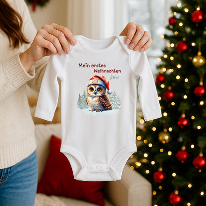 Personalisierter Langarm-Babybody mit dem Schriftzug „Mein erstes Weihnachten“. Der Body ist aus weicher, atmungsaktiver Baumwolle gefertigt und bietet höchsten Tragekomfort für Babys empfindliche Haut. Durch den hochwertigen Druck mit individuellem Namen wird jedes Stück zu einem Unikat. Ideal als Weihnachtsgeschenk für Eltern oder Großeltern, als Outfit für Fotoshootings oder als festliche Erinnerung an das erste gemeinsame Weihnachten.