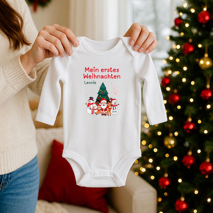 Weicher Babybody Langarm mit Personalisierung – perfekt für das erste Weihnachtsfest. Der Body überzeugt durch seine hochwertige Verarbeitung, den angenehmen Tragekomfort und den liebevollen Aufdruck „Mein erstes Weihnachten“. Mit Namensdruck wird er zu einem persönlichen Erinnerungsstück und eignet sich wunderbar für Familienfotos, Feiern oder als Geschenkidee für Eltern, Paten und Großeltern.Ideal als Weihnachtsgeschenk für Eltern oder Großeltern, als Outfit für Fotoshootings