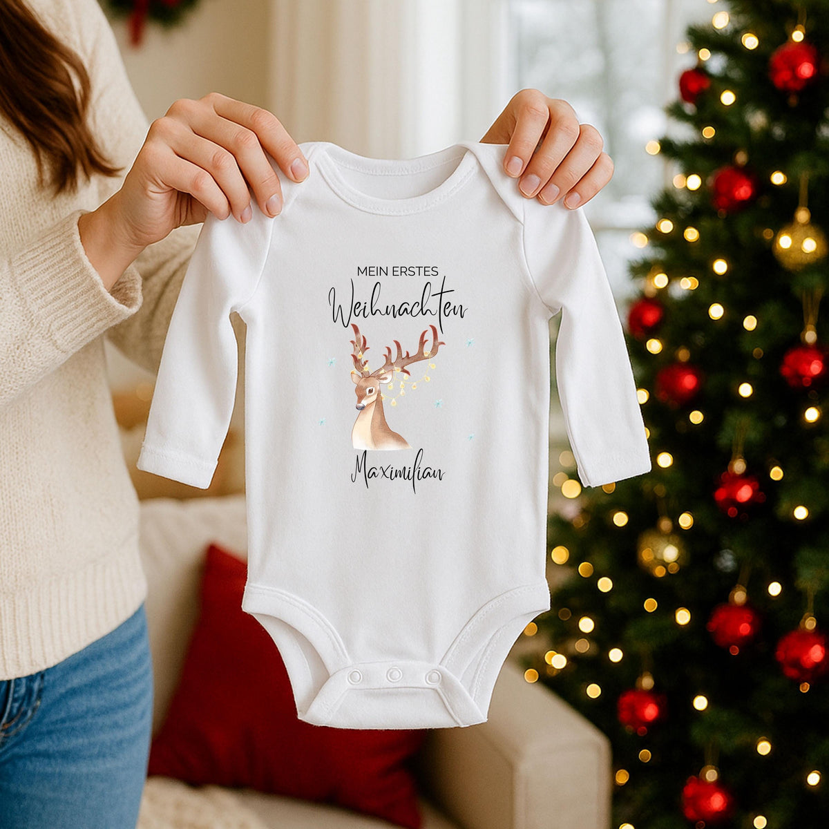 Personalisierter Babybody Weihnachten aus weicher Baumwolle mit dem Schriftzug „Mein erstes Weihnachten“. Dieser Langarmbody ist das perfekte Outfit für Babys erstes Weihnachtsfest und ein wunderschönes Geschenk für Eltern, Paten oder Großeltern. Der Druck ist hochwertig, langlebig und farbintensiv. Durch die bequeme Passform eignet sich der Body ideal für Fotoshootings, Familienfeiern oder kuschelige Wintertage. Ein festlicher Weihnachtsbody Baby, der Erinnerungen schafft.