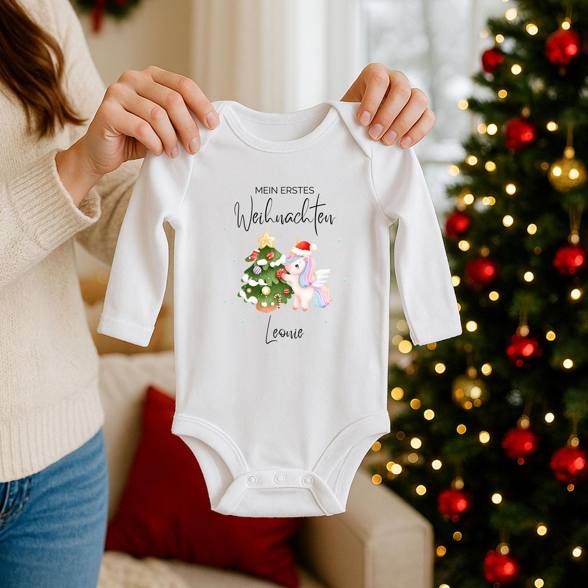 Langarm-Babybody Weihnachten mit dem Aufdruck „Mein erstes Weihnachten“, individuell mit Namen personalisiert. Der Body besteht aus weicher, hautfreundlicher Baumwolle und bietet optimalen Tragekomfort. Ideal als Weihnachtsoutfit, für Fotoshootings oder als besonderes Geschenk für Eltern und Großeltern. Hochwertiger Druck, langlebige Qualität und liebevolle Verarbeitung machen diesen Weihnachtsbody Baby zu einem festlichen Lieblingsstück für die Feiertage.