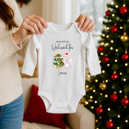 Langarm-Babybody Weihnachten mit dem Aufdruck „Mein erstes Weihnachten“, individuell mit Namen personalisiert. Der Body besteht aus weicher, hautfreundlicher Baumwolle und bietet optimalen Tragekomfort. Ideal als Weihnachtsoutfit, für Fotoshootings oder als besonderes Geschenk für Eltern und Großeltern. Hochwertiger Druck, langlebige Qualität und liebevolle Verarbeitung machen diesen Weihnachtsbody Baby zu einem festlichen Lieblingsstück für die Feiertage.