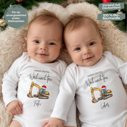 Zwei kleine Herzen erleben ihr erstes gemeinsames Weihnachten – der Babybody „Unser erstes Weihnachten Zwillinge“ ist das perfekte Outfit für Fotoshootings, Familienfeiern oder als Geschenkidee. Personalisierbar, aus Bio-Baumwolle gefertigt und liebevoll gestaltet. Dieses Weihnachtsoutfit Zwillinge steht für Nachhaltigkeit, Wärme und doppelte Weihnachtsfreude – ein besonderes Erinnerungsstück für Eltern, Großeltern und Paten.
Weihnachtsbody Zwillinge Geschenkidee Babybody Langarm