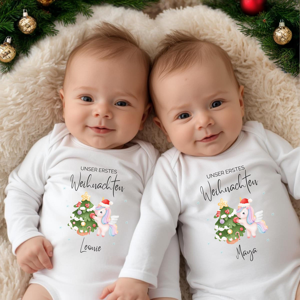 Unser erstes Weihnachten Zwillinge – ein Body voller Liebe und Erinnerungen. Dieser personalisierte Weihnachtsbody besteht aus Bio-Baumwolle, ist kuschelweich, nachhaltig und mit Namen bedruckbar. Ideal für Fotos, Feiern oder als Geschenk für Eltern. Ein emotionales Weihnachtsoutfit, das doppelte Freude schenkt – für Babys erstes gemeinsames Weihnachtsfest und unvergessliche Momente. Der Babybody „Unser erstes Weihnachten Zwillinge“ ist das ideale Weihnachtsoutfit für Babys. Body Zwillinge