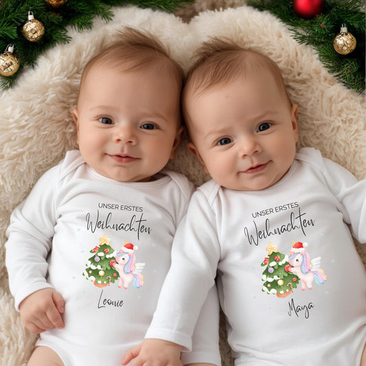Unser erstes Weihnachten Zwillinge – ein Body voller Liebe und Erinnerungen. Dieser personalisierte Weihnachtsbody besteht aus Bio-Baumwolle, ist kuschelweich, nachhaltig und mit Namen bedruckbar. Ideal für Fotos, Feiern oder als Geschenk für Eltern. Ein emotionales Weihnachtsoutfit, das doppelte Freude schenkt – für Babys erstes gemeinsames Weihnachtsfest und unvergessliche Momente. Der Babybody „Unser erstes Weihnachten Zwillinge“ ist das ideale Weihnachtsoutfit für Babys. Body Zwillinge