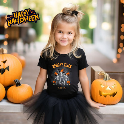 Halloween T-Shirt oder Sweatshirt für Kinder – ideal für „Süßes oder Saures“! Dein Kind ist perfekt gekleidet für Halloween mit diesem bequemen Shirt oder Pullover in Schwarz oder Weiß. Niedliches Design für Jungen & Mädchen, ideal für Halloween Partys, Kindergarten & das erste Halloween. Beliebt als „mein erstes Halloween“ Outfit oder Halloween Kleidung für Kinder. Auch als langarm Shirt für kühlere Tage geeignet. Ein Must-have für kleine Gruselfans! 🎃