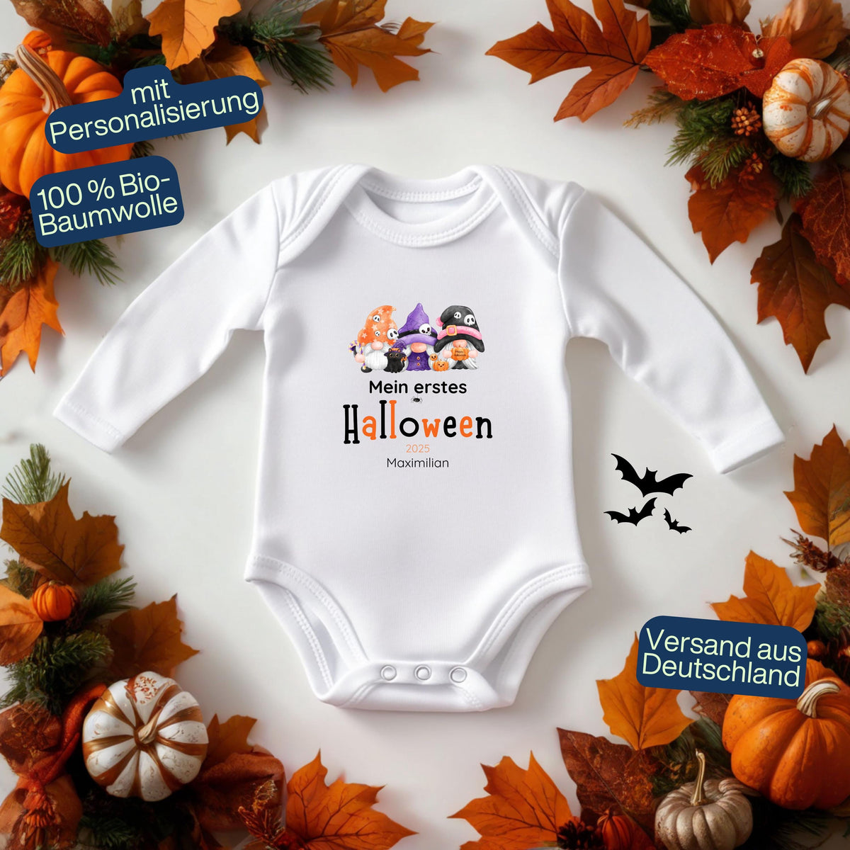Mein erstes Halloween Babybody aus 100 % Bio-Baumwolle, erhältlich in Schwarz und Weiß, nachhaltig und hautfreundlich. Halloween Outfit für Babys bis 18 Monate, ideal als Baby Strampler für Jungen und Mädchen, perfekt für Babyfotos, Familienfotos und die erste Halloween Party. Bio Baby Body mit süßem Geist und Kürbis Motiv, weiche Baby Kleidung für Herbst und Halloween 2025, originelle Geschenkidee für Babys erstes Halloween, auch als Geschenk zur Geburt oder Babyparty geeignet.