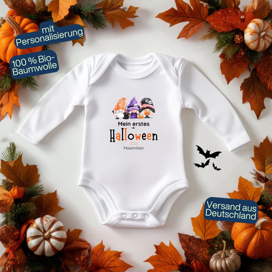 Mein erstes Halloween Babybody aus 100 % Bio-Baumwolle, erhältlich in Schwarz und Weiß, nachhaltig und hautfreundlich. Halloween Outfit für Babys bis 18 Monate, ideal als Baby Strampler für Jungen und Mädchen, perfekt für Babyfotos, Familienfotos und die erste Halloween Party. Bio Baby Body mit süßem Geist und Kürbis Motiv, weiche Baby Kleidung für Herbst und Halloween 2025, originelle Geschenkidee für Babys erstes Halloween, auch als Geschenk zur Geburt oder Babyparty geeignet.