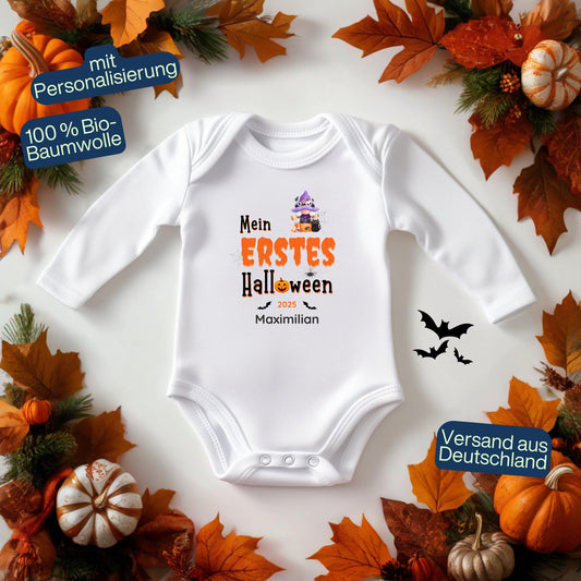 Mein erstes Halloween Babybody aus 100 % Bio-Baumwolle, erhältlich in Schwarz und Weiß, nachhaltig und hautfreundlich. Halloween Outfit für Babys bis 18 Monate, ideal als Baby Strampler für Jungen und Mädchen, perfekt für Babyfotos, Familienfotos und die erste Halloween Party. Bio Baby Body mit süßem Geist und Kürbis Motiv, weiche Baby Kleidung für Herbst und Halloween 2025, originelle Geschenkidee für Babys erstes Halloween, auch als Geschenk zur Geburt oder Babyparty geeignet.