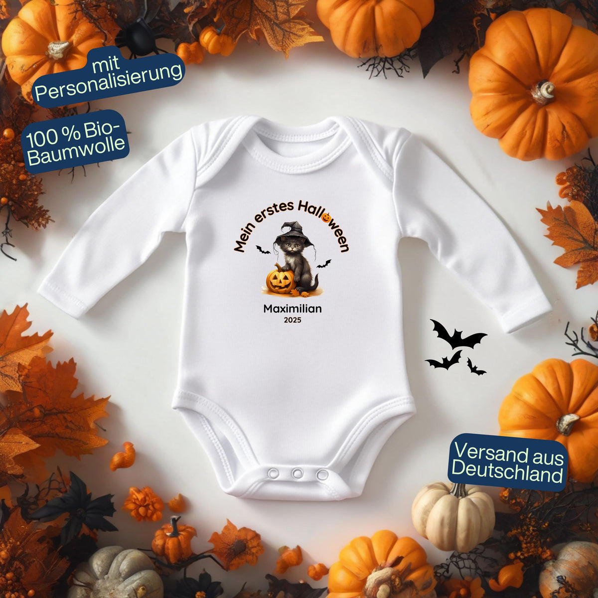 Mein erstes Halloween Babybody aus 100 % Bio-Baumwolle, erhältlich in Schwarz und Weiß, nachhaltig und hautfreundlich. Halloween Outfit für Babys bis 18 Monate, ideal als Baby Strampler für Jungen und Mädchen, perfekt für Babyfotos, Familienfotos und die erste Halloween Party. Bio Baby Body mit süßem Geist und Kürbis Motiv, weiche Baby Kleidung für Herbst und Halloween 2025, originelle Geschenkidee für Babys erstes Halloween, auch als Geschenk zur Geburt oder Babyparty geeignet.