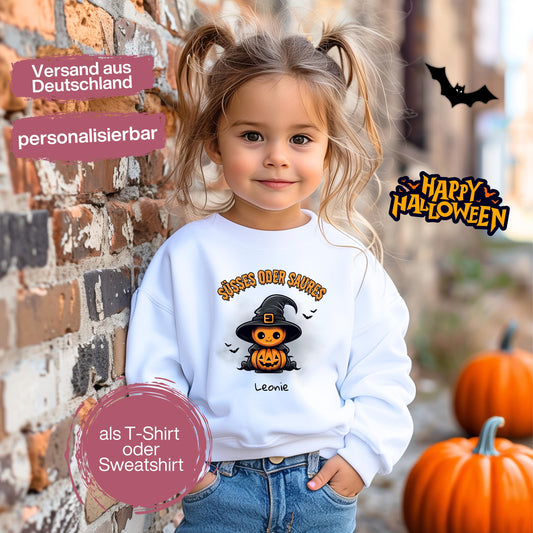 Halloween T-Shirt oder Sweatshirt für Kinder – ideal für „Süßes oder Saures“! Dein Kind ist perfekt gekleidet für Halloween mit diesem bequemen Shirt oder Pullover in Schwarz oder Weiß. Niedliches Design für Jungen & Mädchen, ideal für Halloween Partys, Kindergarten & das erste Halloween. Beliebt als „mein erstes Halloween“ Outfit oder Halloween Kleidung für Kinder. Auch als langarm Shirt für kühlere Tage geeignet. Ein Must-have für kleine Gruselfans! 🎃