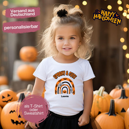 Halloween T-Shirt oder Sweatshirt für Kinder – ideal für „Süßes oder Saures“! Dein Kind ist perfekt gekleidet für Halloween mit diesem bequemen Shirt oder Pullover in Schwarz oder Weiß. Niedliches Design für Jungen & Mädchen, ideal für Halloween Partys, Kindergarten & das erste Halloween. Beliebt als „mein erstes Halloween“ Outfit oder Halloween Kleidung für Kinder. Auch als langarm Shirt für kühlere Tage geeignet. Ein Must-have für kleine Gruselfans! 🎃