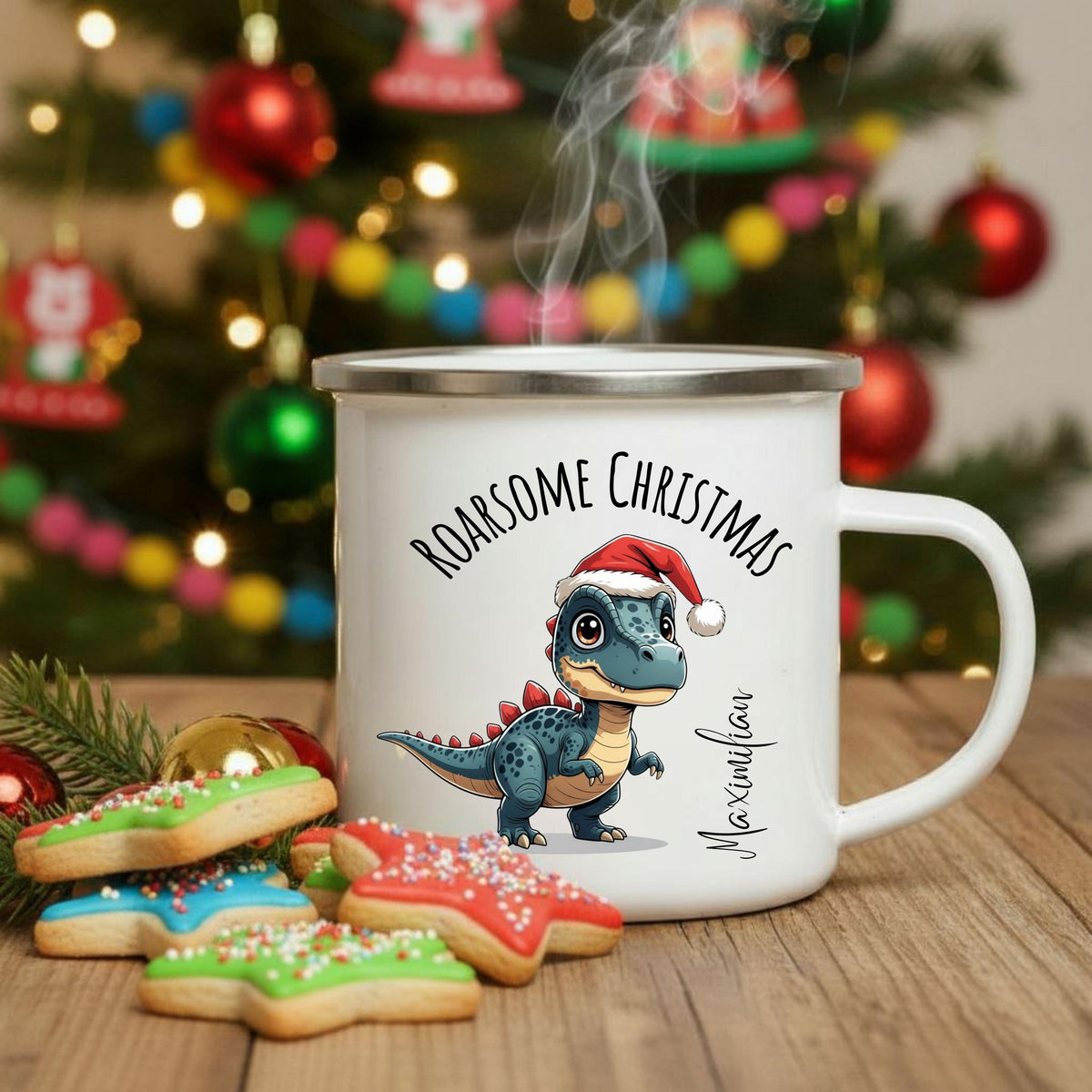 Personalisierte Emailletasse für Kinder mit Weihnachtsmotiv: Ein süßer Dino mit Weihnachtsmütze steht im Zentrum, darüber der Schriftzug „Roarsome Christmas“, darunter ein individualisierbarer Name. Perfekt als Geschenkidee für Jungen und Mädchen zu Weihnachten. Die Emailletasse ist leicht, robust und ideal für Kinderhände – ideal für Kakao, Tee oder warmen Kinderpunsch. Weihnachtsgeschenk mit persönlicher Note für kleine Dino-Fans, liebevoll gestaltet und nachhaltig produziert in Deutschland.