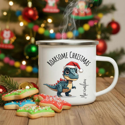 Personalisierte Emailletasse für Kinder mit Weihnachtsmotiv: Ein süßer Dino mit Weihnachtsmütze steht im Zentrum, darüber der Schriftzug „Roarsome Christmas“, darunter ein individualisierbarer Name. Perfekt als Geschenkidee für Jungen und Mädchen zu Weihnachten. Die Emailletasse ist leicht, robust und ideal für Kinderhände – ideal für Kakao, Tee oder warmen Kinderpunsch. Weihnachtsgeschenk mit persönlicher Note für kleine Dino-Fans, liebevoll gestaltet und nachhaltig produziert in Deutschland.