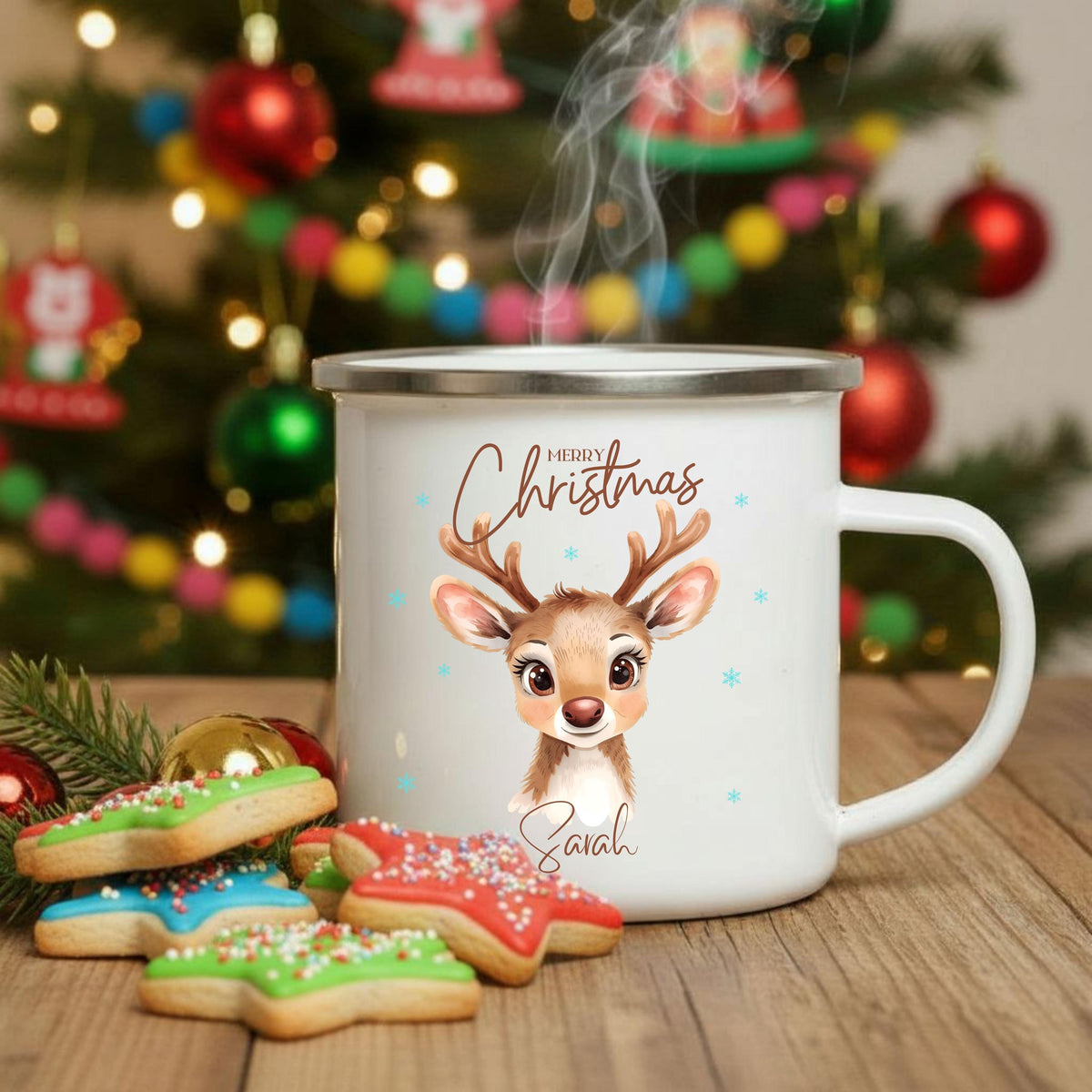 Personalisierte Emailletasse für Kinder mit winterlichem Reh‑Motiv und Namen. Die Kindertasse zeigt ein Rehkitz mit Weihnachtsmütze, umgeben von Schneeflocken. Ideal als Weihnachtsgeschenk für Mädchen oder Jungen und perfekte Ergänzung für Adventskalender, Nikolaus oder den Frühstückstisch. Diese robuste Emaille‑Tasse mit Wunschname ist leicht für Kinderhände und macht jeden Kakao‑ oder Teemoment zu einem kleinen Fest. Weihnachtsgeschenk Kind Emailletasse Personalisierte Kindertasse Weihnachten