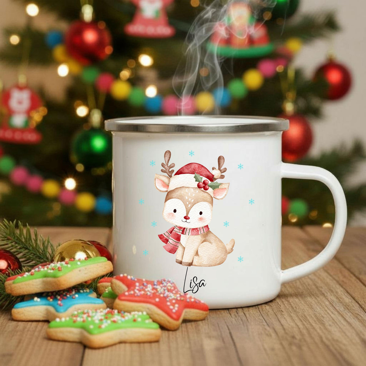 Emaille Kindertasse Weihnachten personalisiert mit Reh Motiv und Wunschnamen. Die winterliche Tasse zeigt ein niedliches Rentier mit rotem Schal und Weihnachtsmütze, umgeben von Schneeflocken – perfekt als Weihnachtsgeschenk für Kinder. Der Name macht die Tasse einzigartig und sorgt für festliche Stimmung. Ideal für Kakao, Tee oder Milch in der Winterzeit. Robuste, bruchsichere Emaille – ein liebevolles, langlebiges Geschenk für Jungen und Mädchen zu Weihnachten oder als Adventsüberraschung.