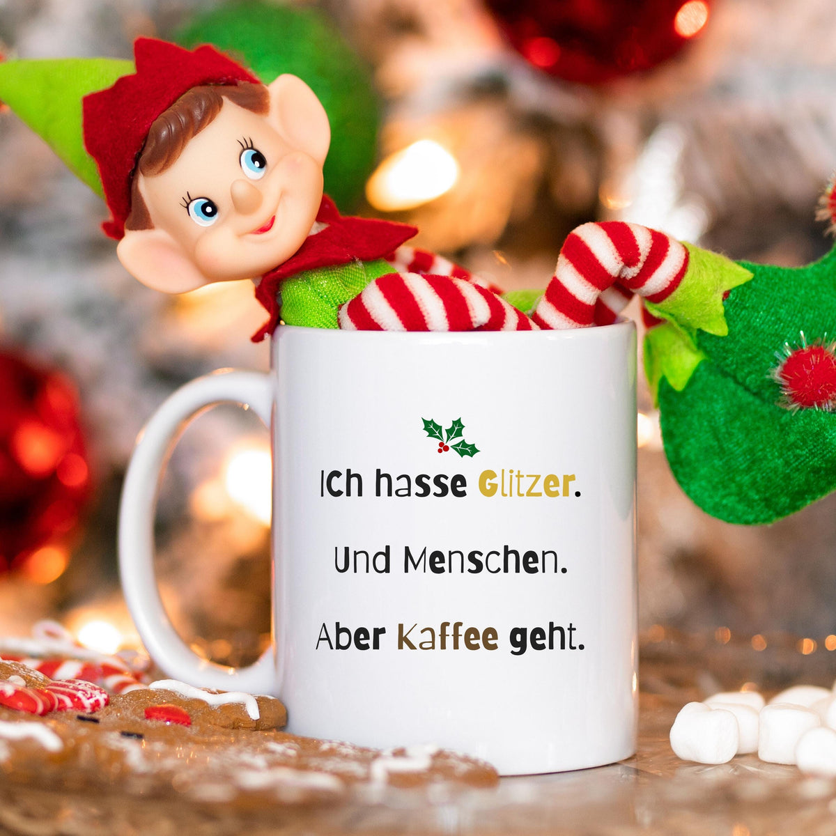 Lustige Anti-Weihnachten Tasse aus Keramik mit schwarzem Schriftzug „Ich hasse Glitzer. Und Menschen. Aber Kaffee geht.“ – originelles Weihnachtsgeschenk für Kaffee-Liebhaber, Weihnachtsmuffel und Kolleginnen mit trockenem Humor. Perfekt als witzige Nikolausidee, Geschenk für die Kollegin, Glühweintasse, witziges Wichtelgeschenk oder kleine Geschenkidee zu Weihnachten. Für alle, die Weihnachten nicht feiern, aber Kaffee lieben – ideal als Becher für Büro, Homeoffice oder Adventskalender.