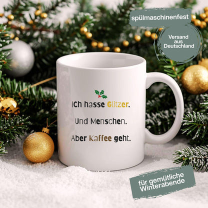 Lustige Anti-Weihnachten Tasse aus Keramik mit schwarzem Schriftzug „Ich hasse Glitzer. Und Menschen. Aber Kaffee geht.“ – originelles Weihnachtsgeschenk für Kaffee-Liebhaber, Weihnachtsmuffel und Kolleginnen mit trockenem Humor. Perfekt als witzige Nikolausidee, Geschenk für die Kollegin, Glühweintasse, witziges Wichtelgeschenk oder kleine Geschenkidee zu Weihnachten. Für alle, die Weihnachten nicht feiern, aber Kaffee lieben – ideal als Becher für Büro, Homeoffice oder Adventskalender.