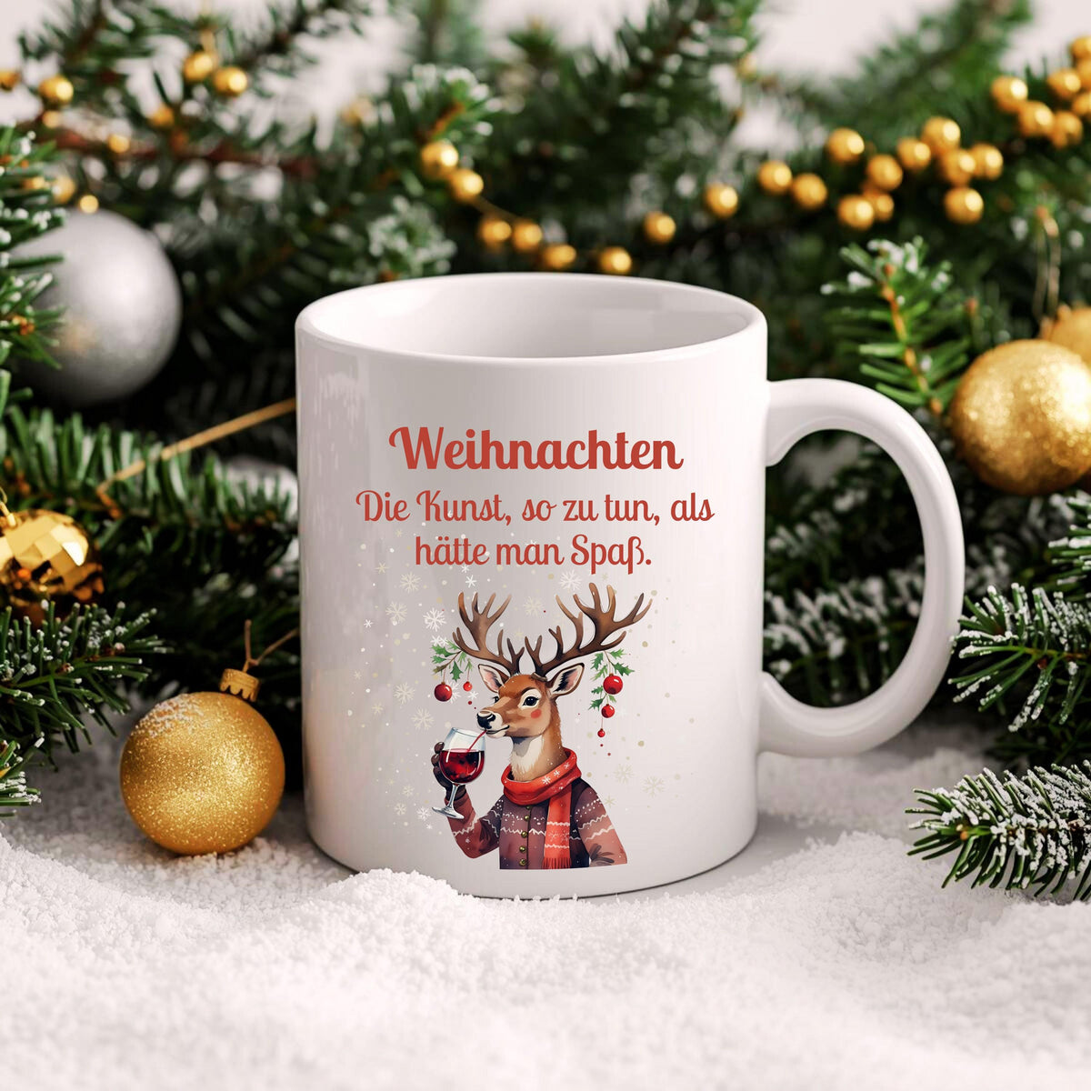 Könnte beinhalten: Weißer Keramikbecher mit einer Illustration eines festlichen Hirsches mit Schal und Weinglas. Der Becher hat roten Text mit der Aufschrift "Weihnachten". Ein saisonaler Weihnachtsbecher.