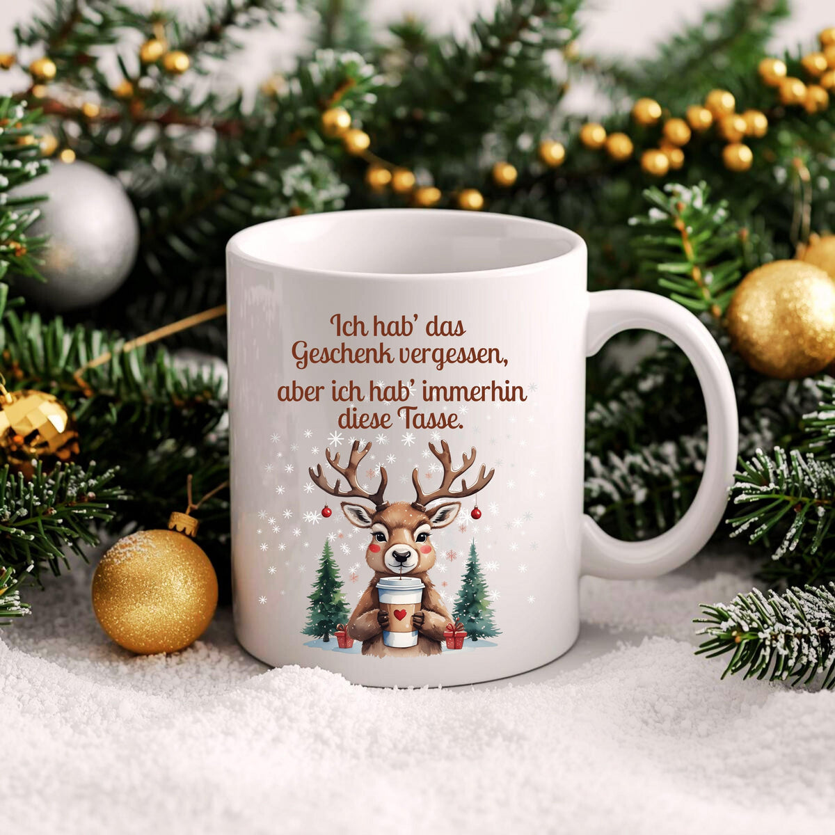 Lustige Weihnachtstasse mit Spruch „Ich hab das Geschenk vergessen, aber ich hab immerhin diese Tasse“, Rentier mit Kaffeebecher, Schnee und Tannen. Weihnachtsbecher aus Keramik, als Geschenk Weihnachten für Kollegin, Freund, Freundin oder Familie. Perfekt als Wichtelgeschenk, Nikolausgeschenk oder kleines Geschenk. Wintertasse mit Humor für Frauen, Männer und Paare. Geschenkidee Weihnachten, Kaffeetasse mit Spruch. Für Weihnachtsfeier oder Advent. Lustige Tasse Weihnachten mit Rentier-Motiv
