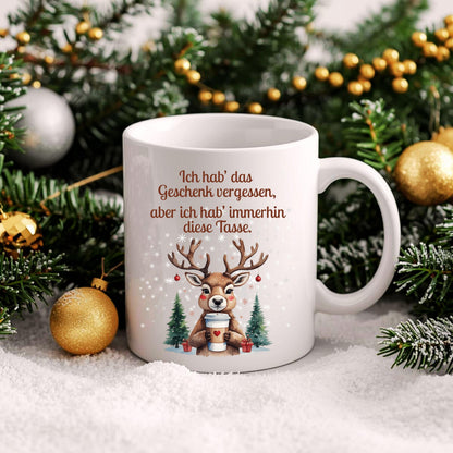 Lustige Weihnachtstasse mit Spruch „Ich hab das Geschenk vergessen, aber ich hab immerhin diese Tasse“, Rentier mit Kaffeebecher, Schnee und Tannen. Weihnachtsbecher aus Keramik, als Geschenk Weihnachten für Kollegin, Freund, Freundin oder Familie. Perfekt als Wichtelgeschenk, Nikolausgeschenk oder kleines Geschenk. Wintertasse mit Humor für Frauen, Männer und Paare. Geschenkidee Weihnachten, Kaffeetasse mit Spruch. Für Weihnachtsfeier oder Advent. Lustige Tasse Weihnachten mit Rentier-Motiv