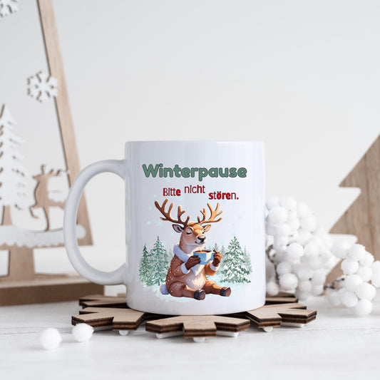 Lustige Weihnachtstasse mit Rentier-Motiv und Spruch „Winterpause – Bitte nicht stören“ als originelles Weihnachtsgeschenk für Männer, Frauen, Kollegin, Kollegen, Freund oder Freundin. Wintertasse aus Keramik mit Weihnachtsmotiv – ideal als Geschenkidee Weihnachten, Wichtelgeschenk, Nikolausgeschenk oder kleines Geschenk für die Adventszeit. Perfekt als Glühweintasse, Kaffeetasse oder Teetasse für Büro oder Zuhause. Hochwertiger Druck, beidseitig bedruckt, spülmaschinengeeignet.