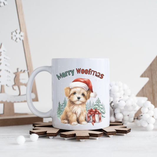 Lustige Weihnachtstasse mit Hund und Spruch „Merry Woofmas“ – perfekte Geschenkidee für Hundefreunde, Hundeeltern oder Tierliebhaber zu Weihnachten. Hochwertiger Keramikbecher mit süßem Hundemotiv und Weihnachtsmütze – ideal als Wintertasse für Kaffee, Tee oder Kakao. Tasse als liebevolles Weihnachtsgeschenk für Kollegin, Freundin, Familie oder als Wichtelgeschenk. Spülmaschinenfest und nachhaltig in Deutschland bedruckt – ideal für Hundebesitzer:innen mit Humor. Tasse Hundliebhaber Hundefans